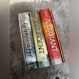 DIVERGENT SERIES SET